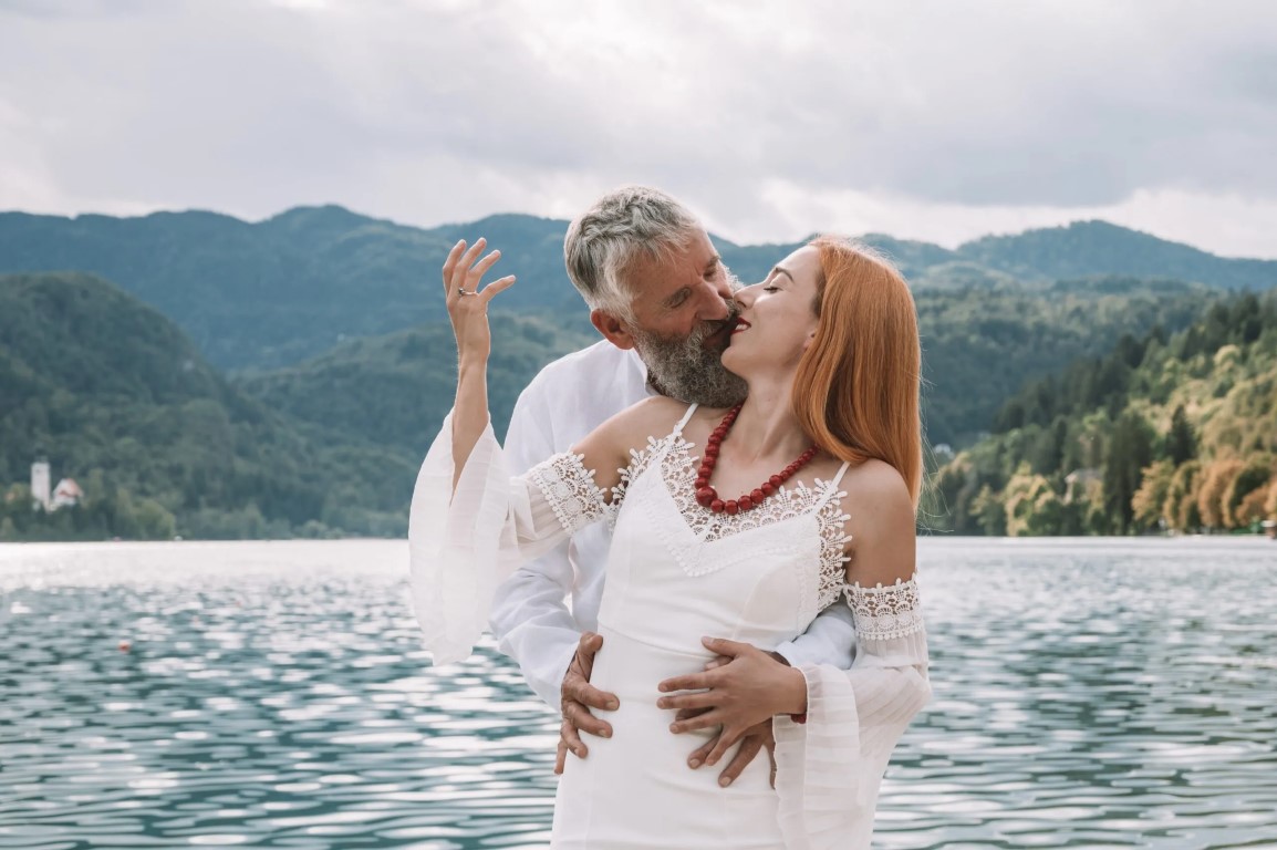 Poročni fotograf Bled – poročni par s pogledom na grad